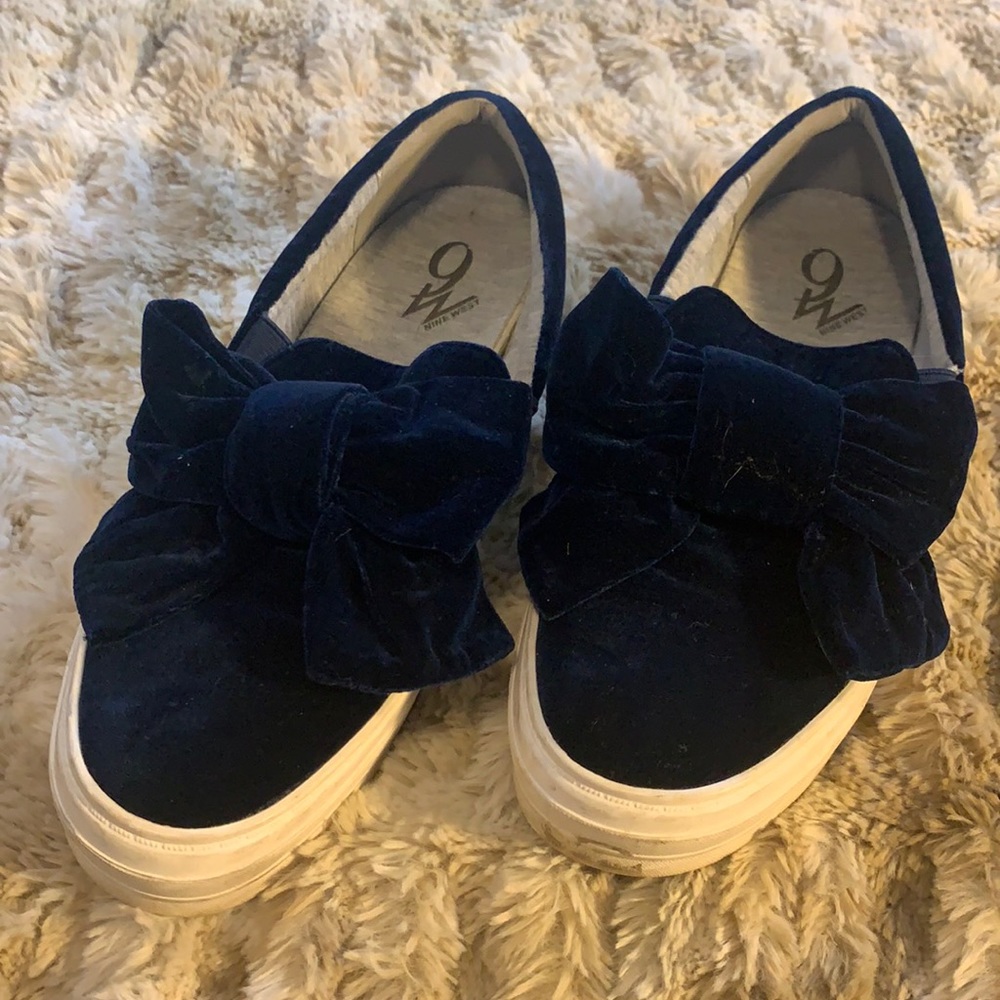 CUTE Nine West navy blue velvet with bow detail on top